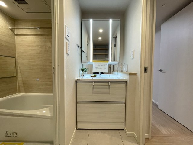 カッコイイ照明で飾るイケてる内装は、気持ちも昂る！思わず人を呼びたくもなっちゃう、これぞ、ＴＨＥモテ部屋な、『ナイスヒルズコート三ッ沢片倉』リノベーションの独立洗面台|独立洗面化粧台が付いています