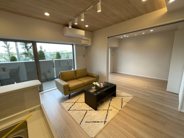 カッコイイ照明で飾るイケてる内装は、気持ちも昂る！思わず人を呼びたくもなっちゃう、これぞ、ＴＨＥモテ部屋な、『ナイスヒルズコート三ッ沢片倉』リノベーションの居間・リビング|ゆったり過ごせる居間です