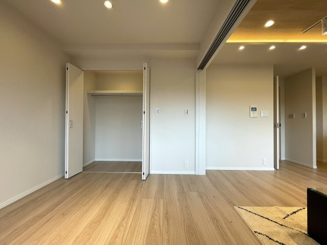 カッコイイ照明で飾るイケてる内装は、気持ちも昂る！思わず人を呼びたくもなっちゃう、これぞ、ＴＨＥモテ部屋な、『ナイスヒルズコート三ッ沢片倉』リノベーションの居間・リビング|居間です