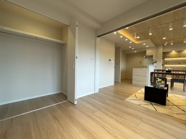 カッコイイ照明で飾るイケてる内装は、気持ちも昂る！思わず人を呼びたくもなっちゃう、これぞ、ＴＨＥモテ部屋な、『ナイスヒルズコート三ッ沢片倉』リノベーションの居間・リビング|こちらの居間で趣味の時間をお楽しみください