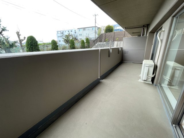 カッコイイ照明で飾るイケてる内装は、気持ちも昂る！思わず人を呼びたくもなっちゃう、これぞ、ＴＨＥモテ部屋な、『ナイスヒルズコート三ッ沢片倉』リノベーションのバルコニー|お洗濯にも便利なバルコニー付き