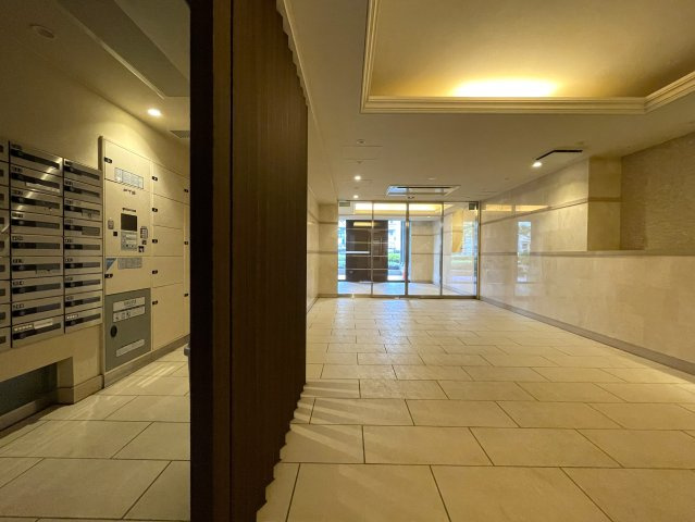 カッコイイ照明で飾るイケてる内装は、気持ちも昂る！思わず人を呼びたくもなっちゃう、これぞ、ＴＨＥモテ部屋な、『ナイスヒルズコート三ッ沢片倉』リノベーションのエントランス|清潔なエントランスです
