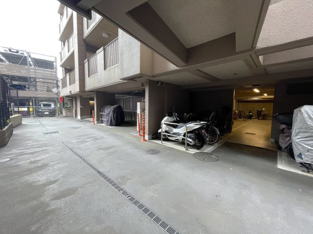 カッコイイ照明で飾るイケてる内装は、気持ちも昂る！思わず人を呼びたくもなっちゃう、これぞ、ＴＨＥモテ部屋な、『ナイスヒルズコート三ッ沢片倉』リノベーションの駐車場|駐車スペースもあります
