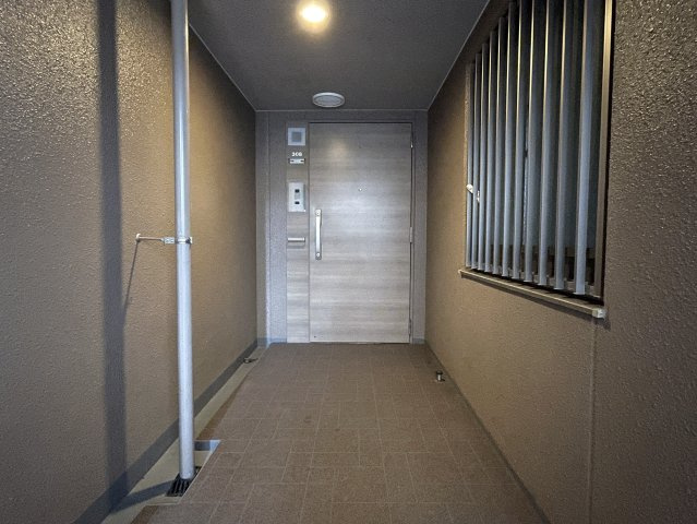 カッコイイ照明で飾るイケてる内装は、気持ちも昂る！思わず人を呼びたくもなっちゃう、これぞ、ＴＨＥモテ部屋な、『ナイスヒルズコート三ッ沢片倉』リノベーションの玄関|毎日通る玄関はこちらです