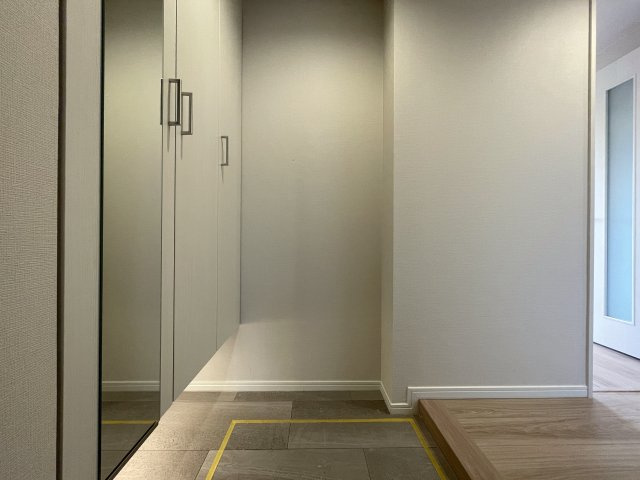 カッコイイ照明で飾るイケてる内装は、気持ちも昂る！思わず人を呼びたくもなっちゃう、これぞ、ＴＨＥモテ部屋な、『ナイスヒルズコート三ッ沢片倉』リノベーションの玄関|ゆったりとした玄関です