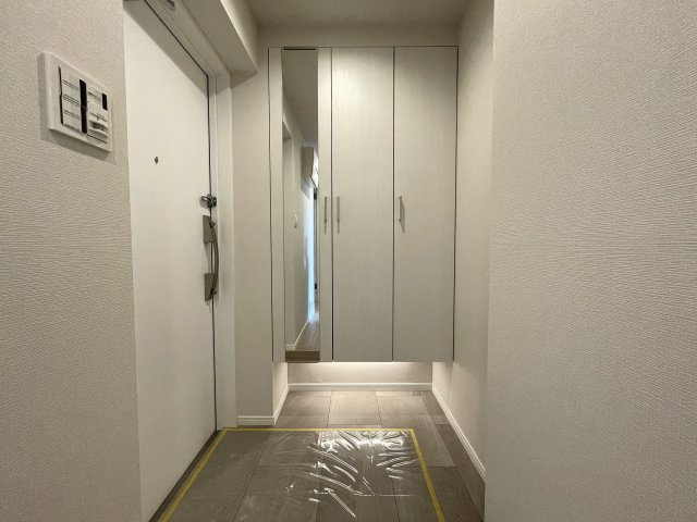 カッコイイ照明で飾るイケてる内装は、気持ちも昂る！思わず人を呼びたくもなっちゃう、これぞ、ＴＨＥモテ部屋な、『ナイスヒルズコート三ッ沢片倉』リノベーションの玄関|玄関です