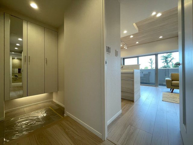 カッコイイ照明で飾るイケてる内装は、気持ちも昂る！思わず人を呼びたくもなっちゃう、これぞ、ＴＨＥモテ部屋な、『ナイスヒルズコート三ッ沢片倉』リノベーションの玄関|毎日通る玄関はこちらです