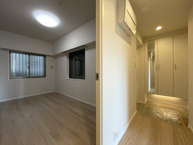 カッコイイ照明で飾るイケてる内装は、気持ちも昂る！思わず人を呼びたくもなっちゃう、これぞ、ＴＨＥモテ部屋な、『ナイスヒルズコート三ッ沢片倉』リノベーションの洋室|スタンダードな洋室です