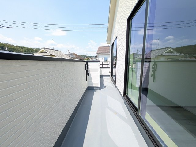 八王子市　弐分方町　新築一戸建て　１１期のバルコニー|～2部屋から出入り可能なバルコニー～