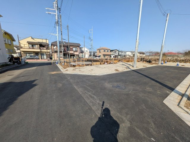 八王子市　弐分方町　新築一戸建て　１１期の前面道路含む現地写真|～西5.25ｍ・北5.25ｍ・南5ｍ道路　三方角地につき陽当たり・風通しも良好です～