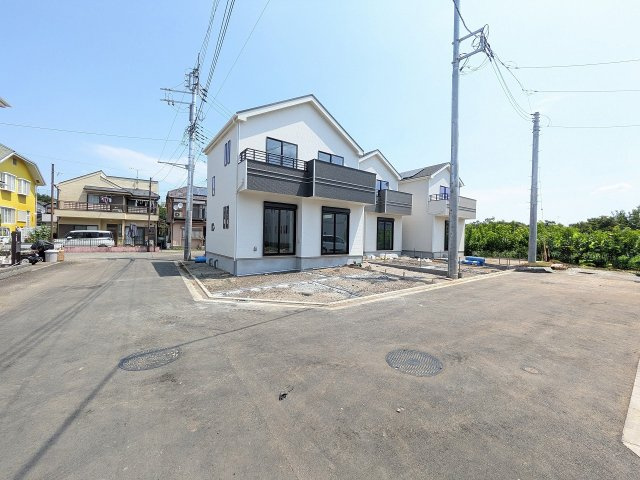 八王子市　弐分方町　新築一戸建て　１１期の前面道路含む現地写真|～西5.25ｍ・北5.25ｍ・南5ｍ道路　三方角地につき陽当たり・風通しも良好です～
