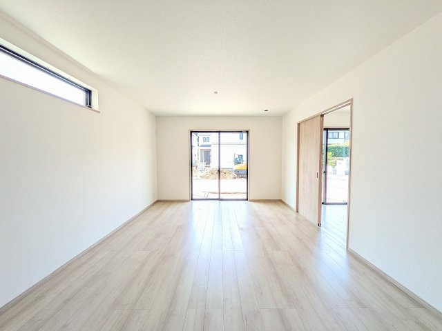 八王子市　弐分方町　新築一戸建て　１１期の居間・リビング|～17.0帖の明るいLDKで、家族団欒の時間をお過ごしいただけます～