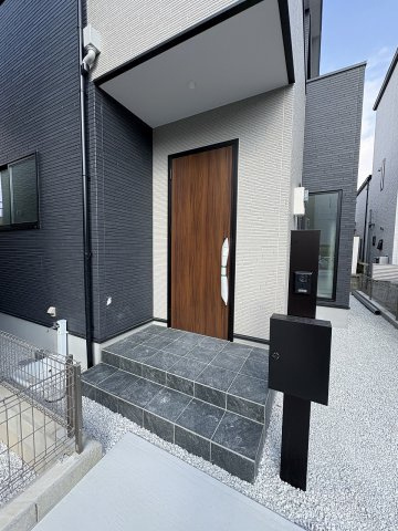 【玄関】 | 大野城市緑ケ丘1丁目1期　1号棟（全1棟）【仲介手数料無料・0円】 | 施工例。施工例は完成時と異なる場合があります。
