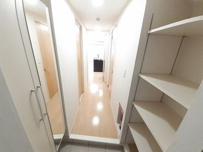 【玄関】 | アンドーバーテラス銘苅 | 収納もある玄関です
