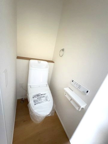 【内装】 | 大野城市南ケ丘5丁目6期　2号棟（全2棟）【仲介手数料無料・0円】 | 施工例。1階のトイレです。施工例は完成時と異なる場合があります。