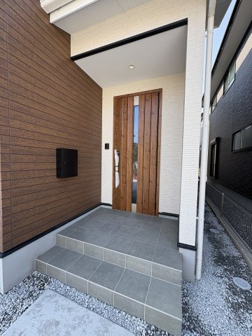 【玄関】 | 大野城市南ケ丘5丁目6期　2号棟（全2棟）【仲介手数料無料・0円】 | 施工例。施工例は完成時と異なる場合があります。