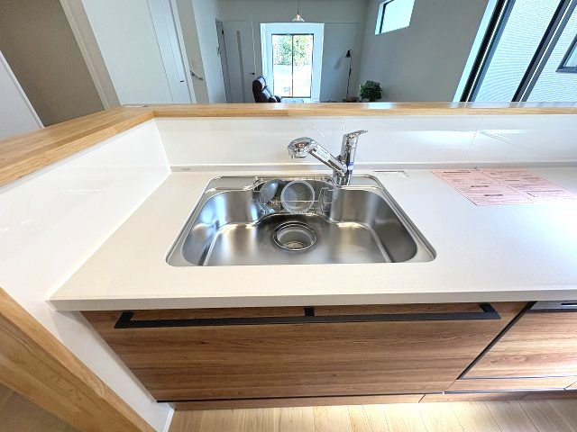 【キッチン】 | 大野城市南ケ丘5丁目6期　2号棟（全2棟）【仲介手数料無料・0円】 | 施工例。施工例は完成時と異なる場合があります。
