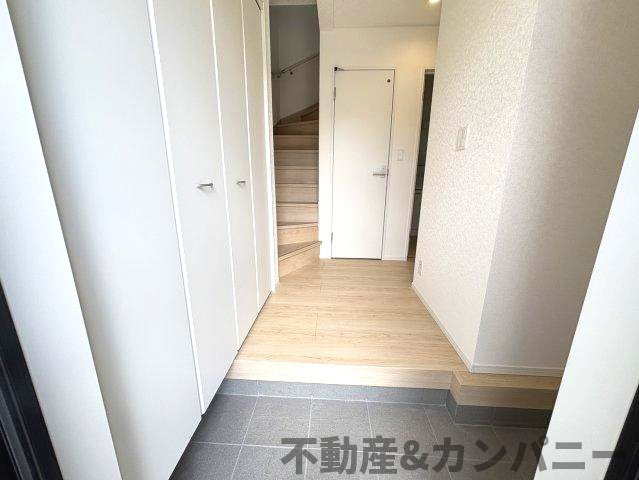 クレイドルガーデン東温市南方第2-1号棟　東温市南方の新築戸建の玄関|ゆったりとした玄関です