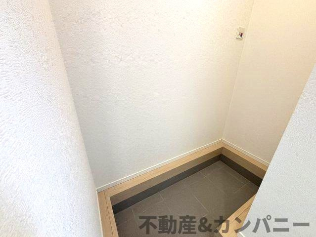 クレイドルガーデン東温市南方第2-1号棟　東温市南方の新築戸建の収納|玄関横に収納スペースがあります