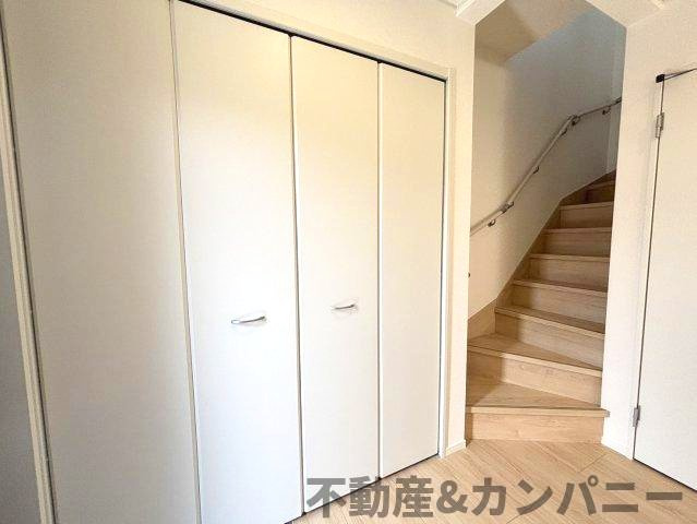 クレイドルガーデン東温市南方第2-1号棟　東温市南方の新築戸建の収納|階段手前に収納スペースがあります