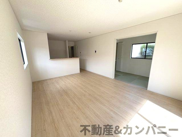 クレイドルガーデン東温市南方第2-1号棟　東温市南方の新築戸建の居間・リビング|こちらの居間で趣味の時間をお楽しみください