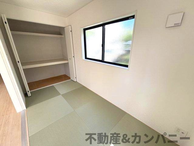 クレイドルガーデン東温市南方第2-1号棟　東温市南方の新築戸建の和室|お布団などを収納できます