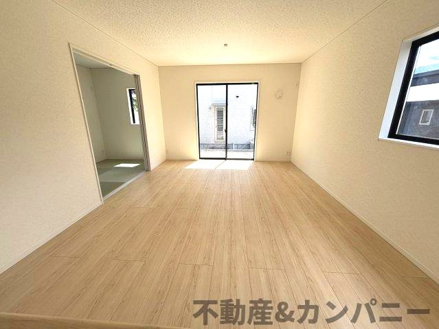 クレイドルガーデン東温市南方第2-1号棟　東温市南方の新築戸建の居間・リビング|キッチンから見たリビングです