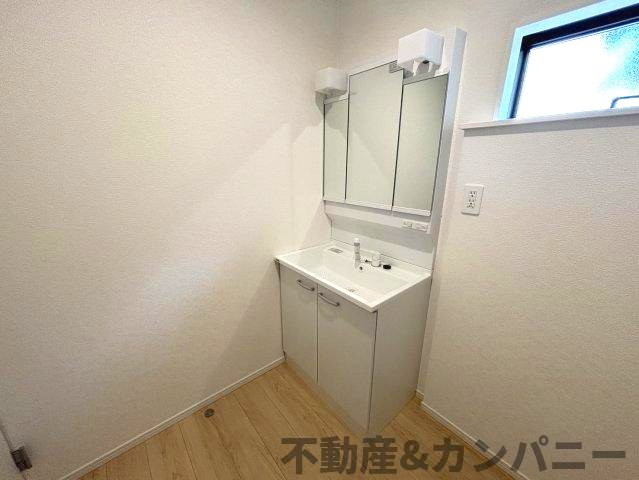 クレイドルガーデン東温市南方第2-1号棟　東温市南方の新築戸建の独立洗面台|独立洗面台で身支度をすべて済ませてしまいましょう