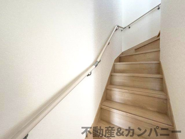 クレイドルガーデン東温市南方第2-1号棟　東温市南方の新築戸建のその他|手すり付き階段です