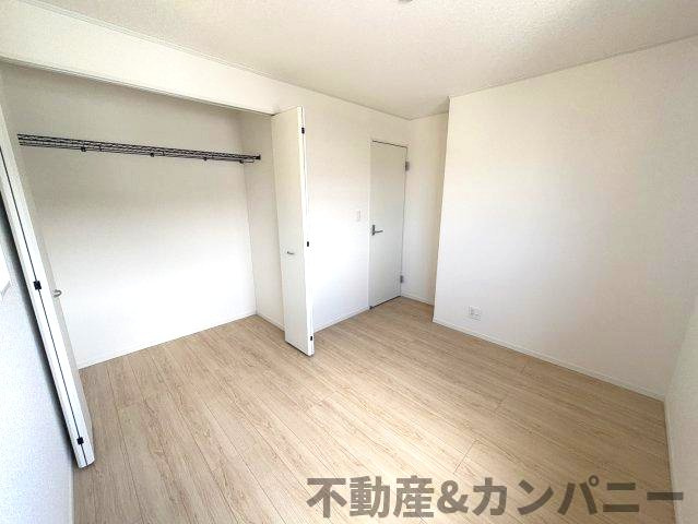 クレイドルガーデン東温市南方第2-1号棟　東温市南方の新築戸建の洋室|落ち着いた色調の洋室です
