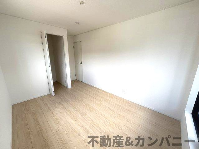 クレイドルガーデン東温市南方第2-1号棟　東温市南方の新築戸建の洋室|明るい洋室です