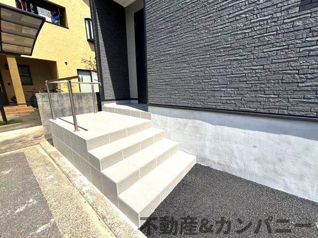 クレイドルガーデン東温市南方第2-1号棟　東温市南方の新築戸建のその他|玄関ポーチです