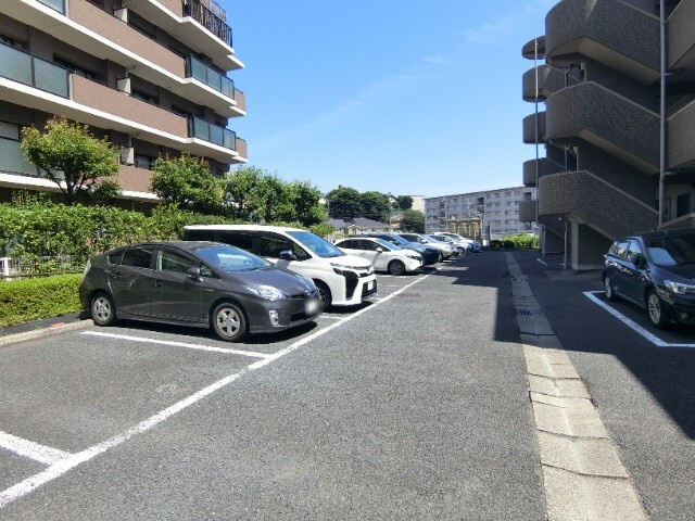 メイプル稲毛の駐車場