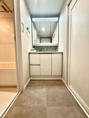 綱島ダイヤモンドマンションの独立洗面台|収納力にも優れ、洗面用品をすっきりと整理できる機能的な設計です。