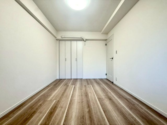 綱島ダイヤモンドマンションの洋室|シンプルで上質な内装により、幅広いインテリアに調和する柔軟な空間です。