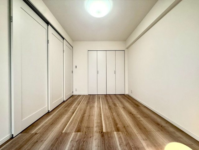 綱島ダイヤモンドマンションの洋室|収納スペースをしっかり確保し、生活感を抑えたすっきりとした室内環境を保てます。