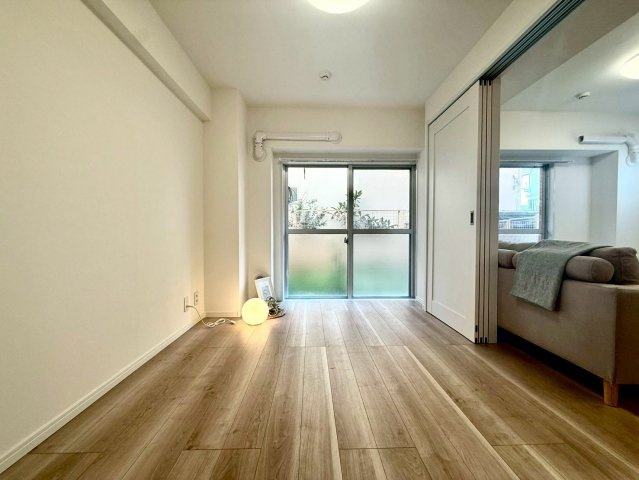 綱島ダイヤモンドマンションの洋室|採光に優れた明るい室内は、寝室や書斎など多様な用途に対応できる柔軟性の高い設計です。