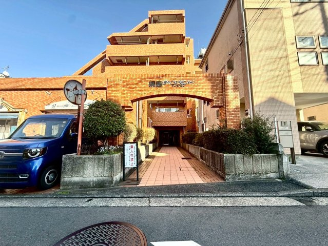 綱島ダイヤモンドマンションの外観|綱島ダイヤモンドマンションは1986年12月築で、。概ねの住戸が南向き中心に造られているため、日当たり・通風に恵まれています。1階住戸には専用庭が付いており、開放感もプラスされます。