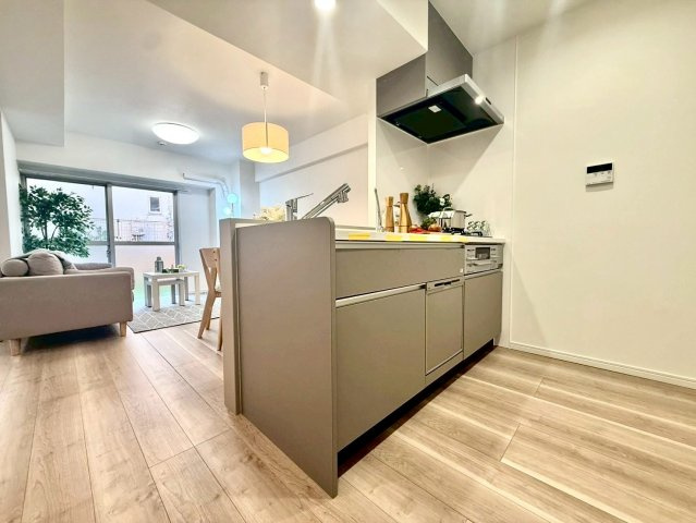 綱島ダイヤモンドマンションのキッチン|開放感のある配置により、ご家族との会話を楽しみながら調理ができる空間です。
