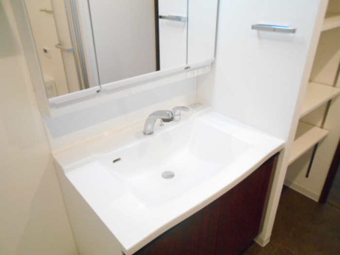 エキスポコンフォート Ⅱの独立洗面台|713 洗髪洗面化粧台（三面鏡）