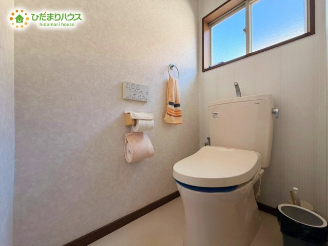 日立市大沼町3丁目　中古戸建のトイレ|小窓が付いているので、トイレも明るい空間になっております♪