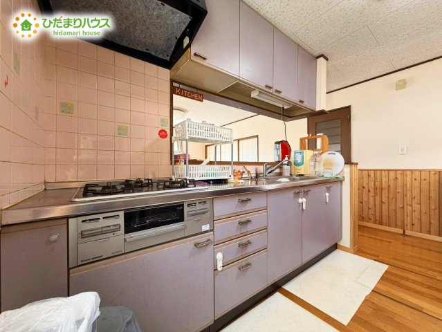 日立市大沼町3丁目　中古戸建のキッチン|3口コンロと収納豊富なキッチンで、ママの毎日のお料理もはかどります☆