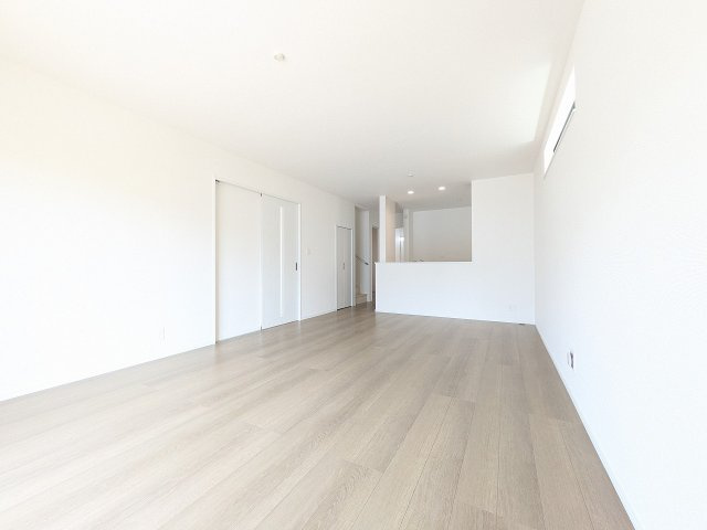 八王子市　弐分方町　新築一戸建て　１１期の居間・リビング|～18.0帖の明るいLDKで、家族団欒の時間をお過ごしいただけます～