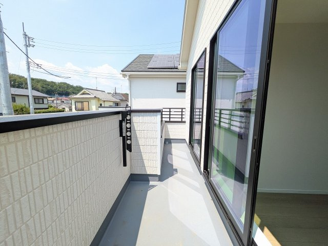 八王子市　弐分方町　新築一戸建て　１１期のバルコニー|～2部屋から出入り可能なバルコニー　陽当たり良好、洗濯物がよく乾きそうです～
