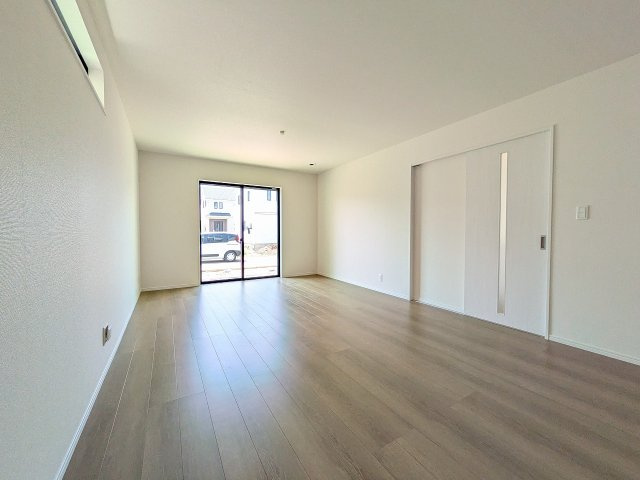 八王子市　弐分方町　新築一戸建て　１１期の居間・リビング|～18.0帖の明るいLDKで、家族団欒の時間をお過ごしいただけます～