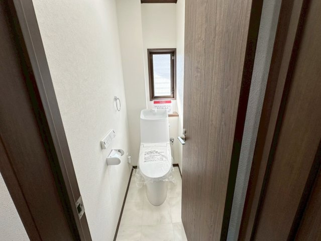 大枝北沓掛町３丁目のトイレ|1階と2階の2ヶ所に配置しており、来客時や朝の身支度時にも同時に使えて嬉しい！（R8.4撮影）