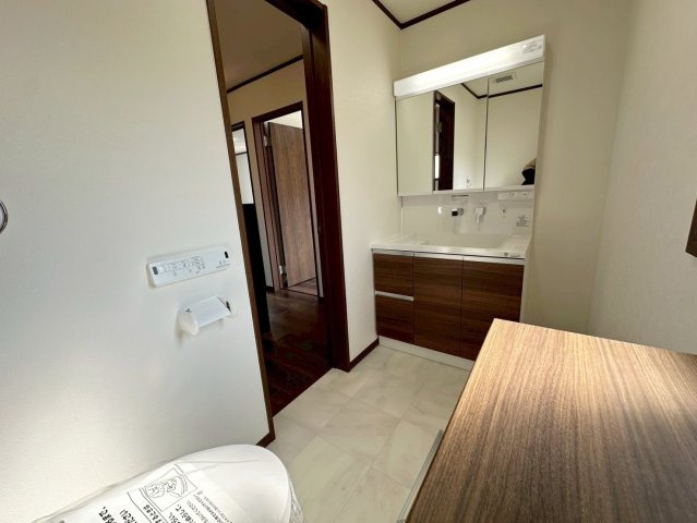 大枝北沓掛町３丁目のトイレ|2階トイレ内には洗面も備付け！手洗いなどで1階に降りることなくご利用いただけますね。（R8.4撮影）