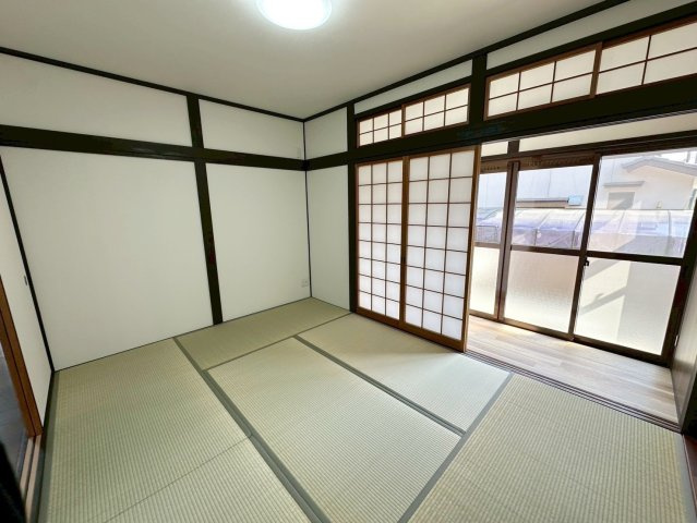 大枝北沓掛町３丁目の和室|柔らかい畳の上はお子様のプレイルームやお昼寝の場にいかがでしょうか？（R8.4撮影）