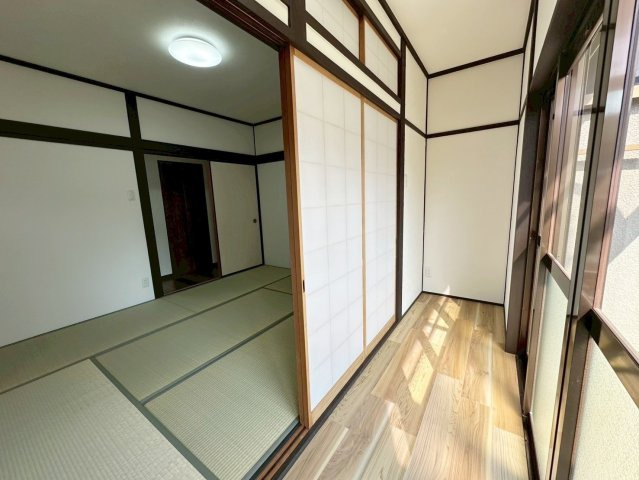 大枝北沓掛町３丁目の和室|ほっと一息つける広縁はたっぷりの自然光が差し込む心地よい空間で、ご家族の団らんやリラックスタイムにも。毎日の暮らしにやさしい時間が流れそうですね！（R8.4撮影）