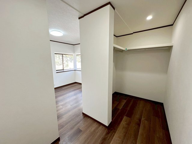 大枝北沓掛町３丁目の収納|ウォークインクローゼットはお洋服以外にも掃除機やスーツケースなども一箇所に集約できるのが魅力です！（R8.4撮影）